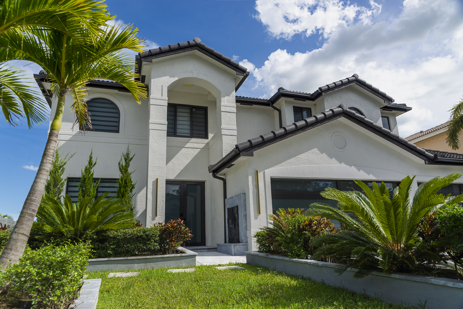 Luxury 4-Bedroom Getaway in Miramar — front exterior